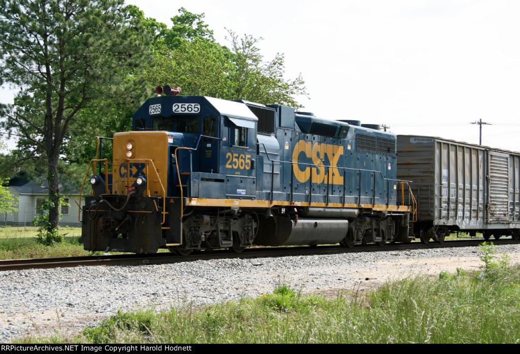 CSX 2565 leads train F738 towards the yard